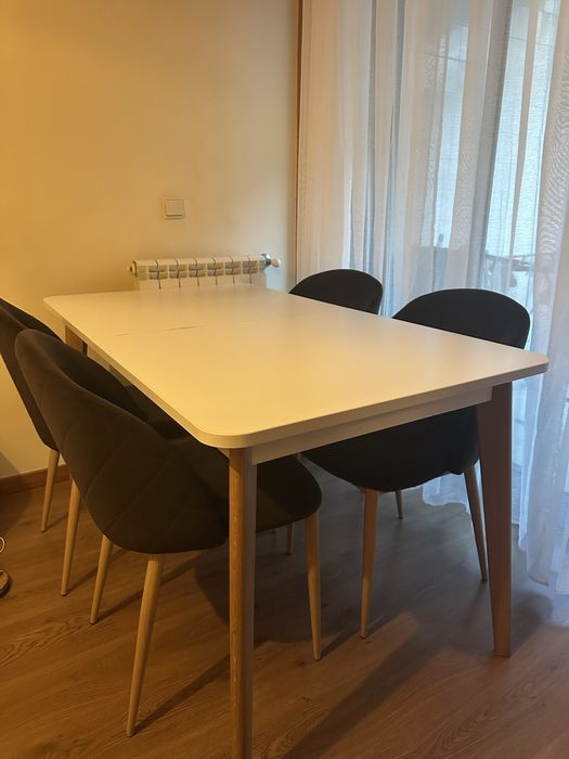 Mesa com 4 cadeiras