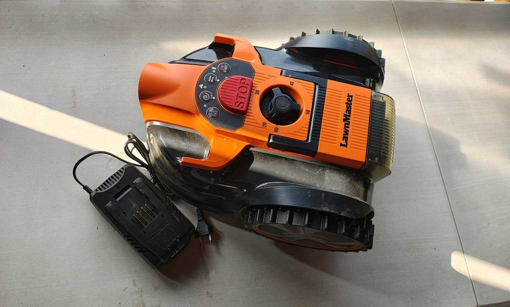 Robot koszący do małych trawników LawnMaster 100m² bezprzewodowy