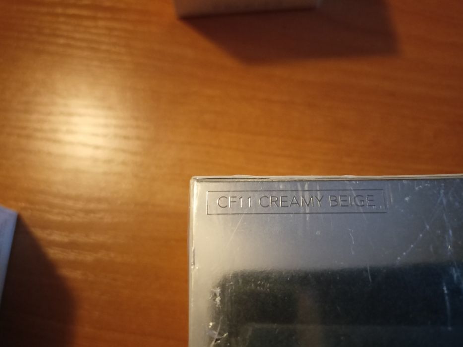 Płynny podkład Sensai CF11 CREAMY BEIGE gratis paznokcie