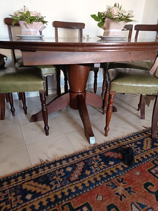 Mesa de jantar em mogno redonda sem cadeiras