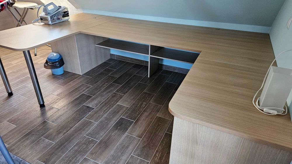 Biurko duże, fotele, RTV szafka, karnisze, szafki z szuflad., dywaniki