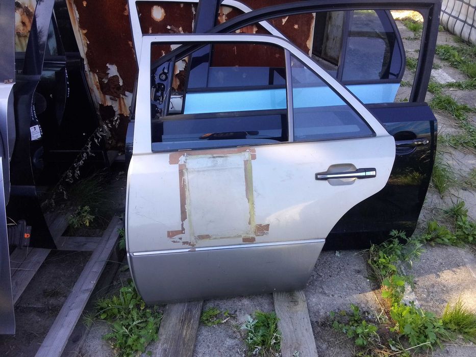 MERCEDES BENZ W124 drzwi lewe lewy tył