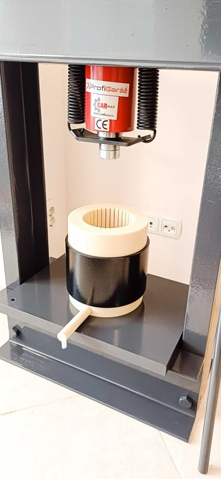 Маслопрес 50 тон + капролонова діжка  4.4 літра