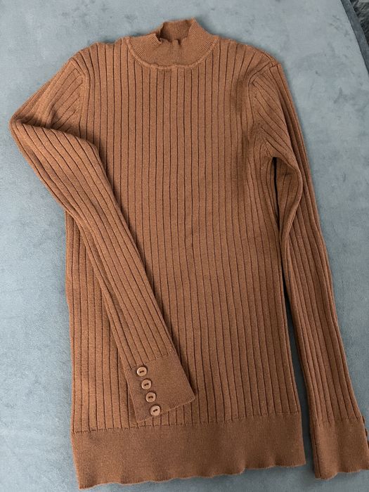 Теплий коричневий гольф