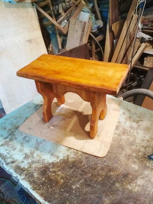 Маленький табурет (есть несколько)