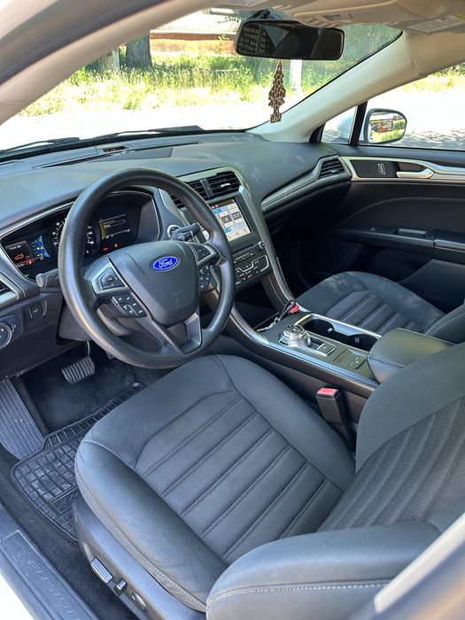 Ford Fusion SE.