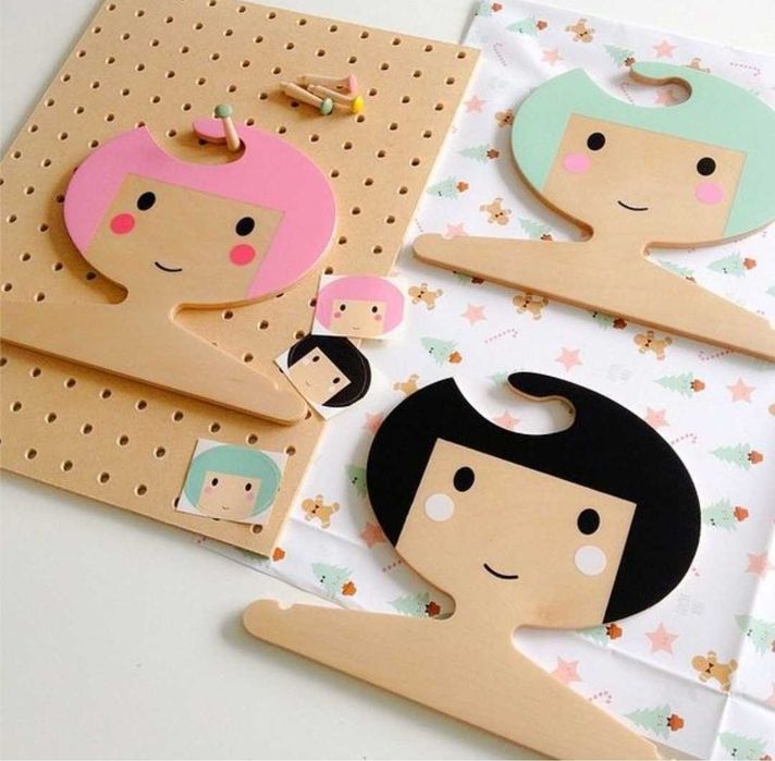 Cabides madeira menina