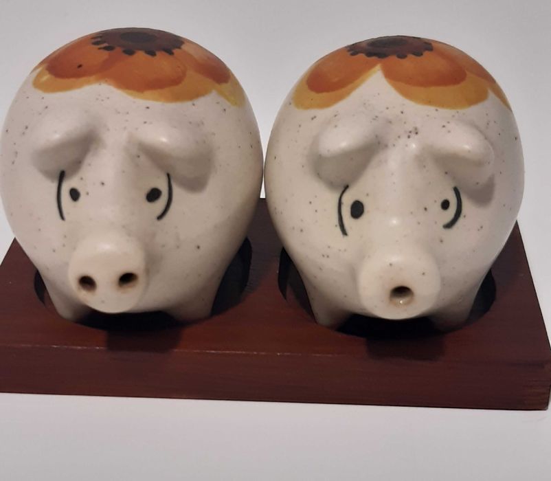 Antigo e curioso Saleiro e Pimenteiro