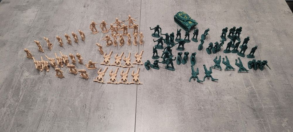 Żołnierze i figurki PRL 79 sztuk
