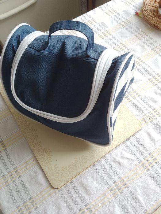 Kosmetyczka granatowa jak kuferek