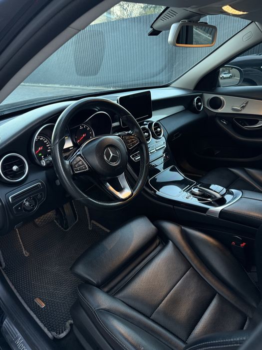 Mercedes Benz C 300 (4MATIC)  в гарному стані