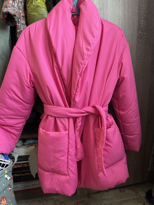 Подовжена куртка малинового кольору