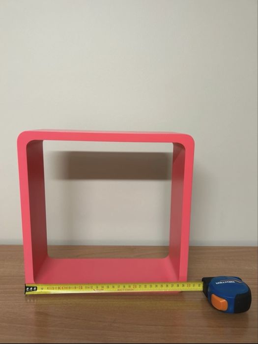 Cubo rosa para fixar na parede
