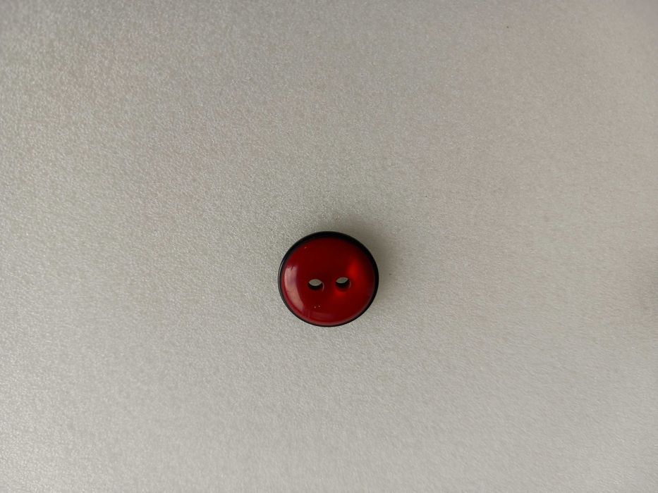 10 botões 1,5 cm plástico irisado vermelho e debrum preto. Novos.