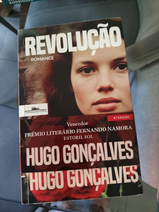 Livro "Revolução" de Hugo Gonçalves.