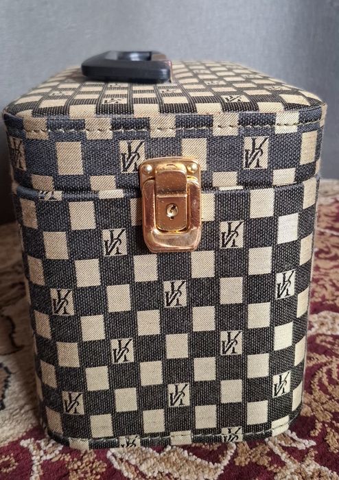 Эффектный кейс в стиле Louis Vuitton с ключами  почти новый