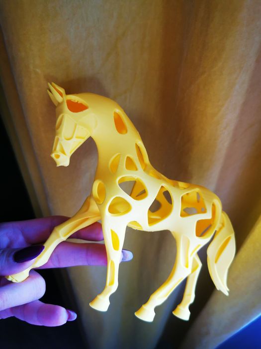 Żółty ażurowy Koń 3d