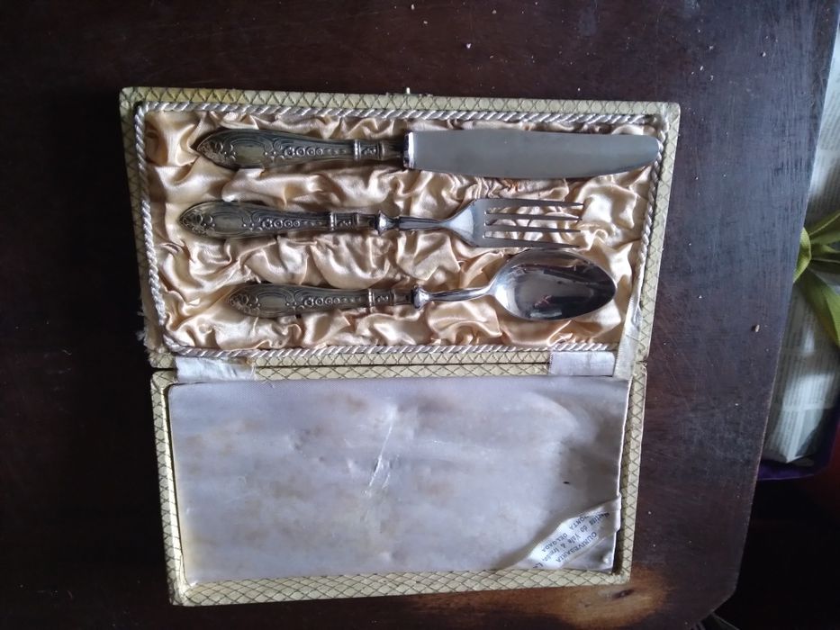 Talheres de prata. Preço por cada conjunto.