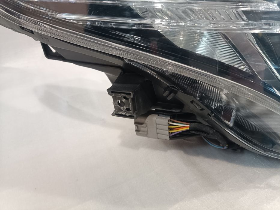 Toyota Auris II 2 lift 15- reflektor przedni prawy przód lampa FULL EU