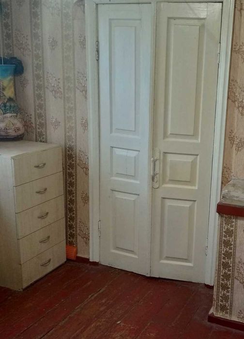 Пол дома 2 комнаты, гараж, участок.