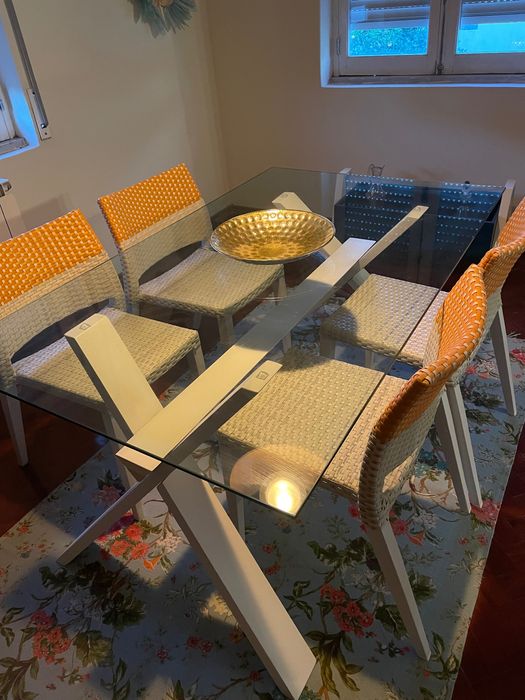 Cadeiras plástico e madeira