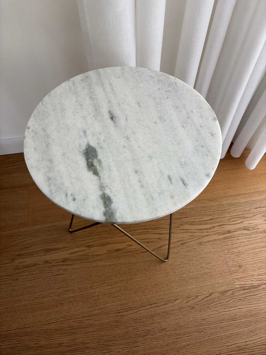 Mesa de apoio redonda mármore branco e dourada 45cm