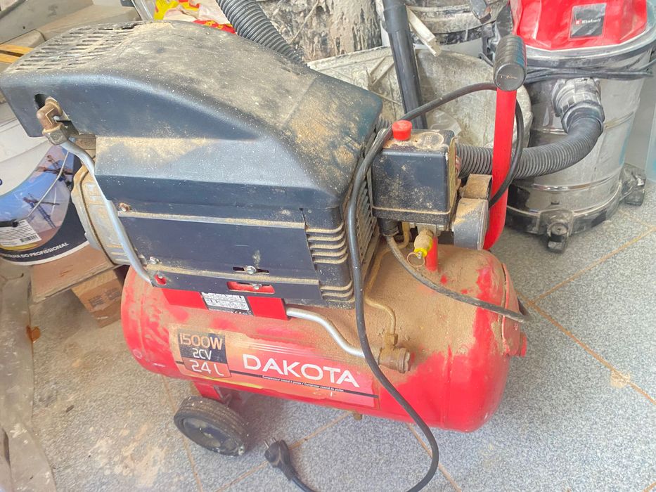 Máquinas  compressor e cortar madeira