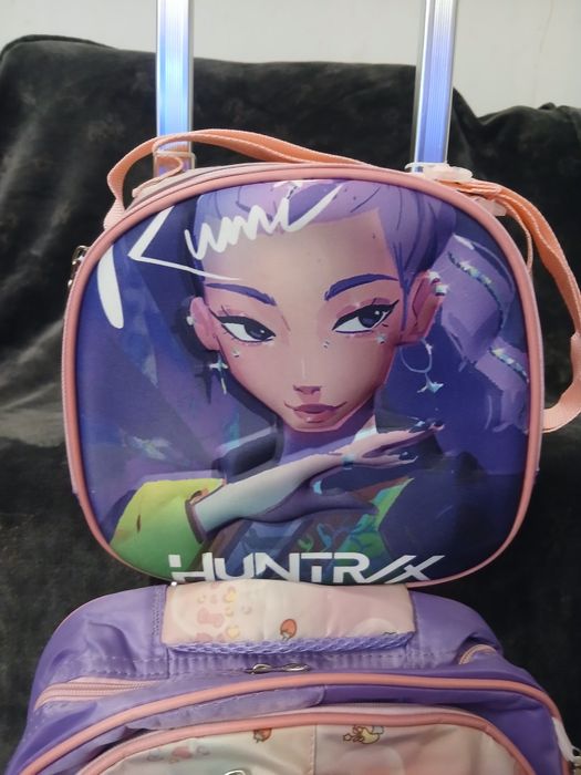 Conjunto Escolar "Guerreras K-Pop / Demon Hunters" (Mochila + Estojo + Lancheira) – Novo!