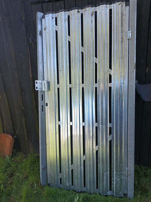 Stalowe drzwi do piwnicy