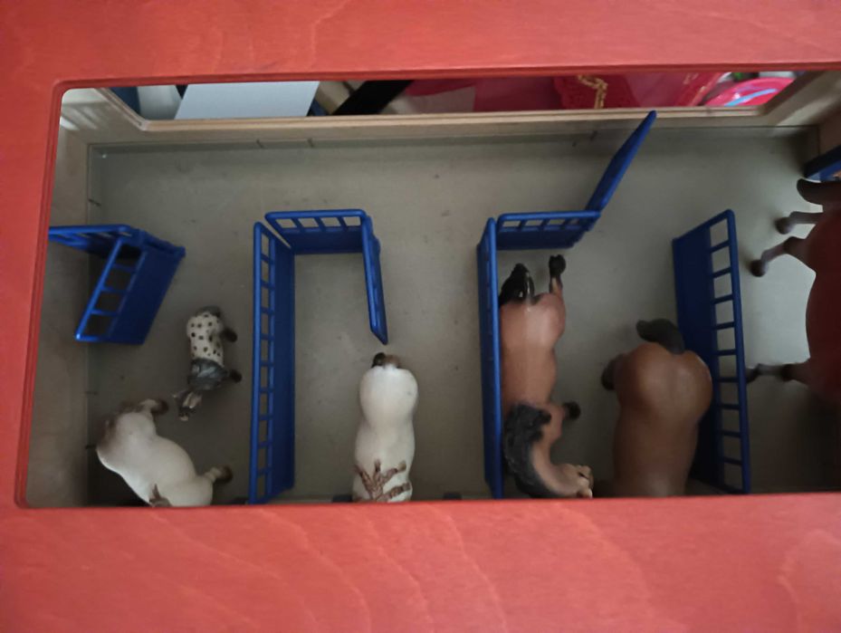 Estábulo de cavalos como novo completo em madeira  com uma porta extra