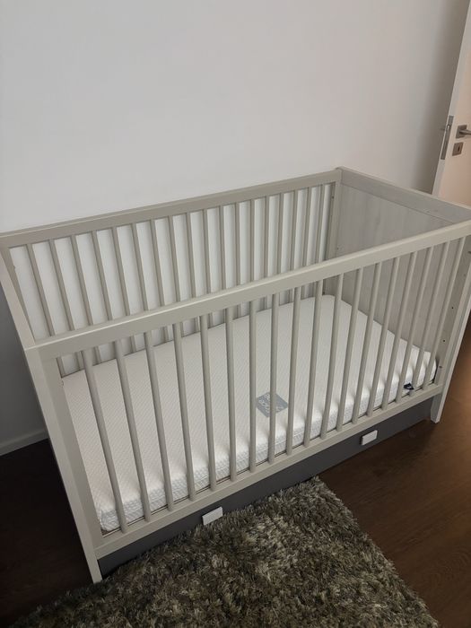 Conjunto de quarto em cinza claro