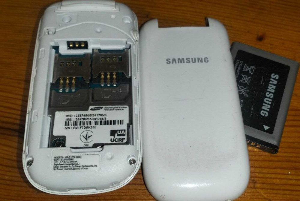 Кнопочний телефон Samsung GT-E1272 (2 SIM)
