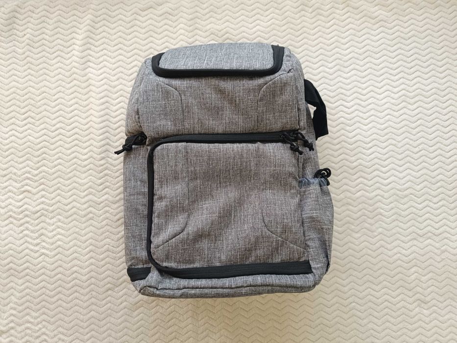 Plecak fotograficzny szary, średniej wielkości.