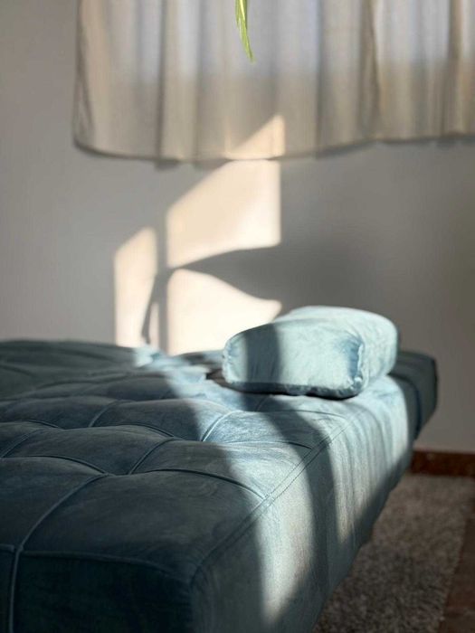 Novo sofá Aroa CheissLounge em veludo azul