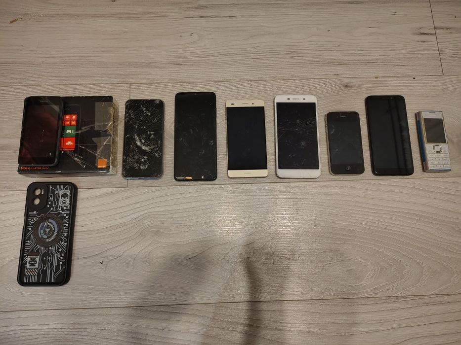 Zestaw 8 telefonów. Gratis etui