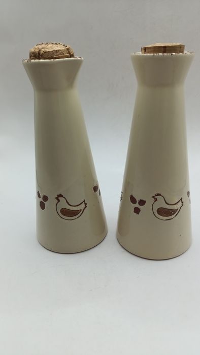 Dwa pojemniki butelki na ocet , olej kury drób koloru kremowego