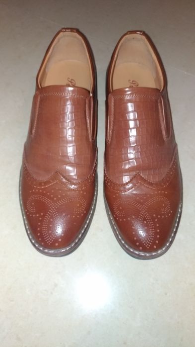 Vendo sapatos homem Tanto. 39 como novos,