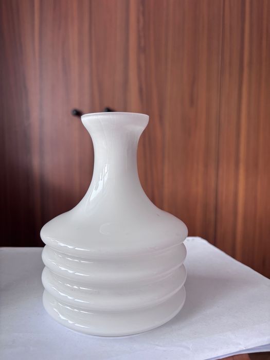 Biały wazon - kręgi retro prl