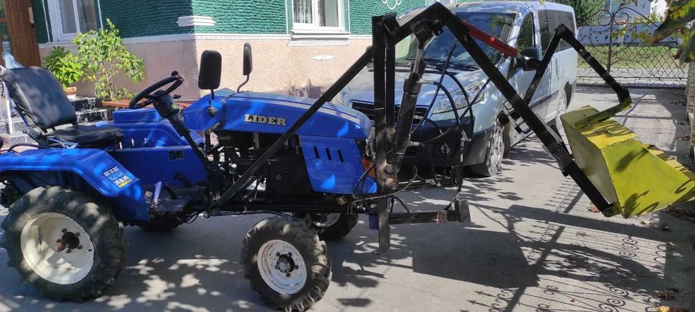 Трактор , погрузчик, фреза, лопата для снігу.