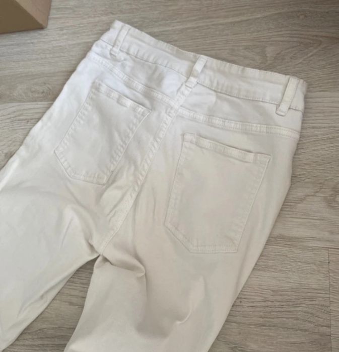 Białe spodnie skinny rurki