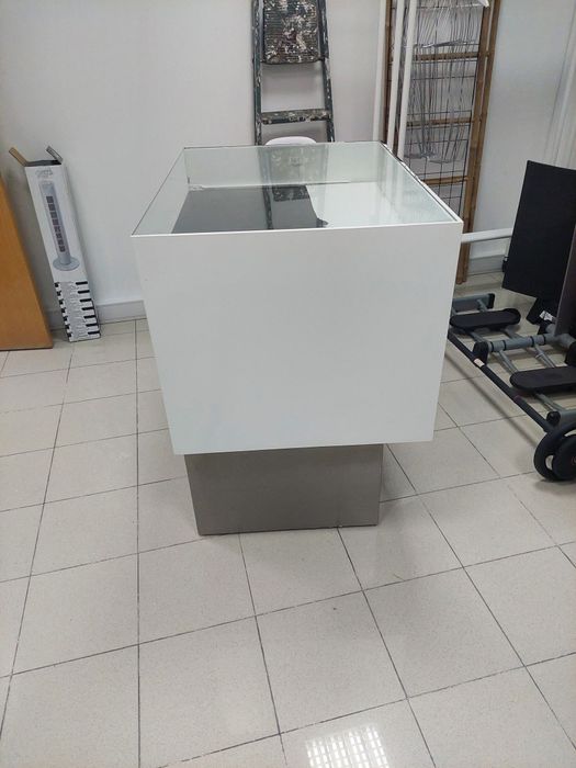 Balcão de exposição / atendimento com vitrine de vidro