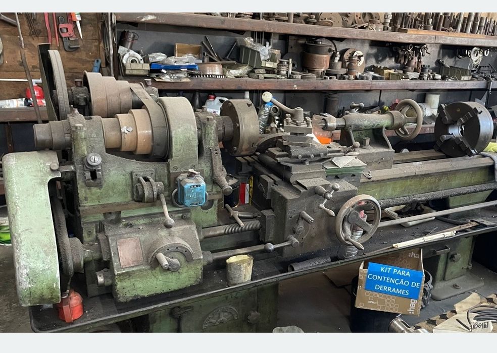 Vendo ou troco, Torno Mecânico de quase 2 m . Troco por torno pequeno de cerca de 1 metro