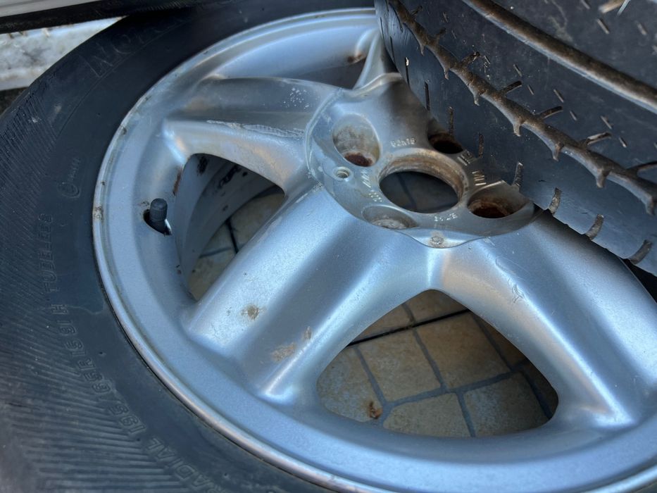 Jantes 15” com pneus 195/65R15 (4 furos)