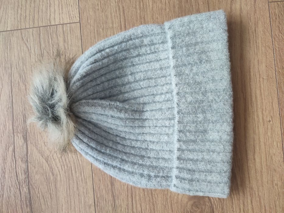 Szara czapka z pomponem, Primark