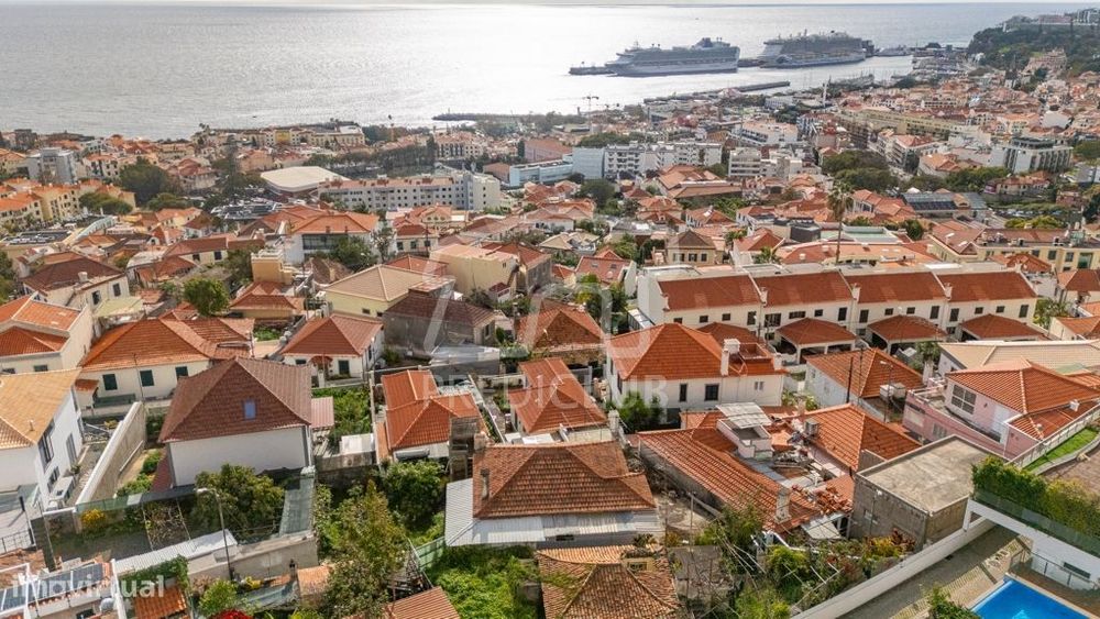 Prédio Urbano Terreo  com Projecto Aprovado - Funchal