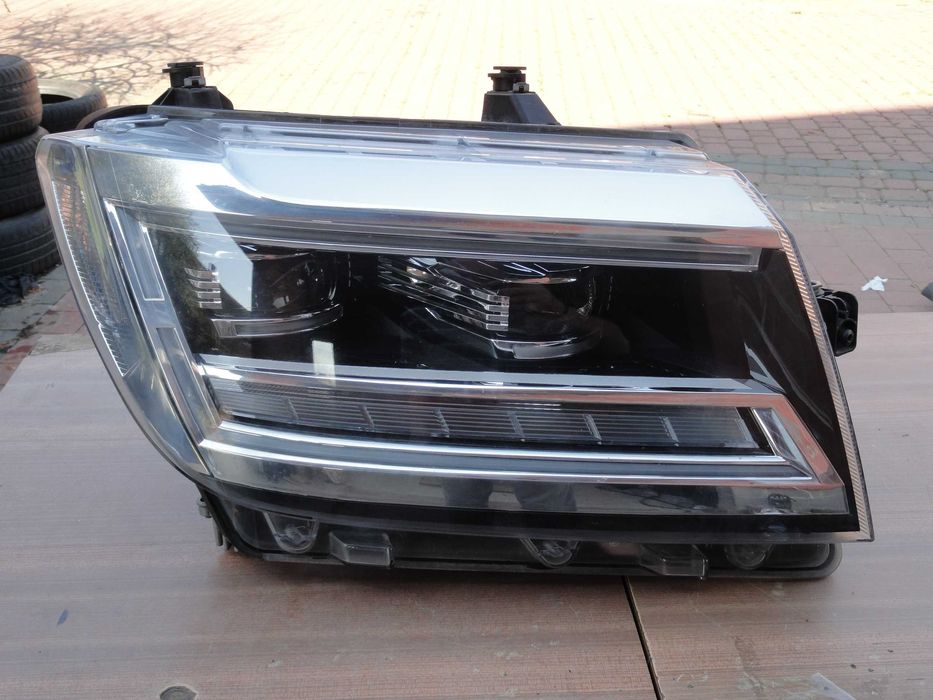 VW Crafter Reflektor przód LED 17-22