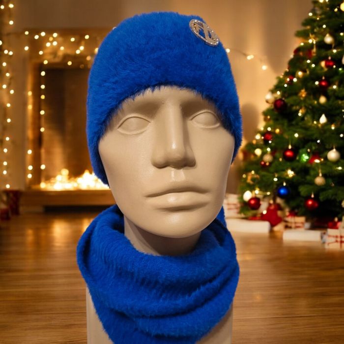 Komplet czapka plus komin kolor chabrowy.