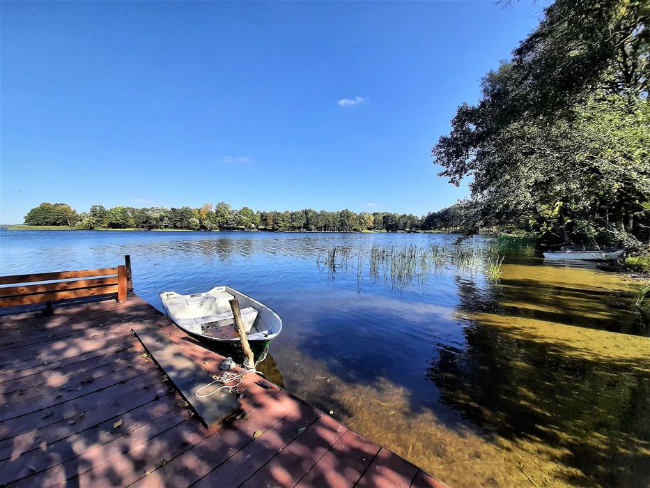 Domek letniskowy nad jeziorem Dadaj, linia brzegowa, pomost, łódki