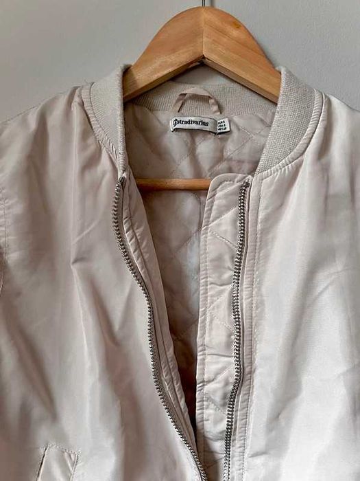 Kremowa kurtka bomberka na zamek beige bomber jacket 36 S Stradivarius
