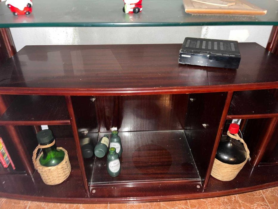 Móvel de sala em madeira com prateleira em vidro